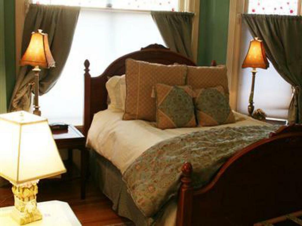 M&M Victorian Bed And Breakfast Marinette 외부 사진