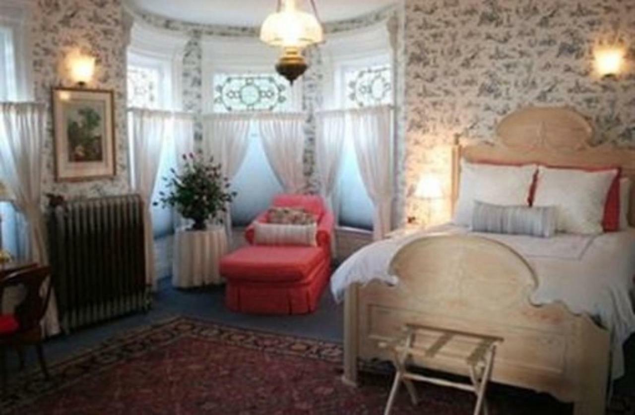 M&M Victorian Bed And Breakfast Marinette 외부 사진